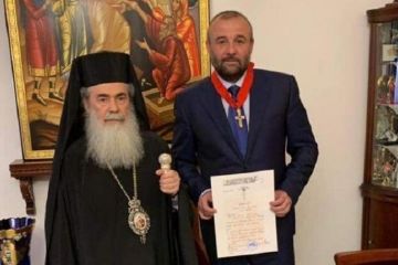 Петровський Олександр Володимирович: Нагорода Єрусалимської церкви за духовний внесок мецената у розвиток храмів та церков - Золотий Хрест вищого Таксіарха Лицарів Пресвятого Гробу Господнього Петровський Олександр Володимирович: Нагорода Єрусалимської церкви за духовний внесок мецената у розвиток храмів та церков - Золотий Хрест вищого Таксіарха Лицарів Пресвятого Гробу Господнього