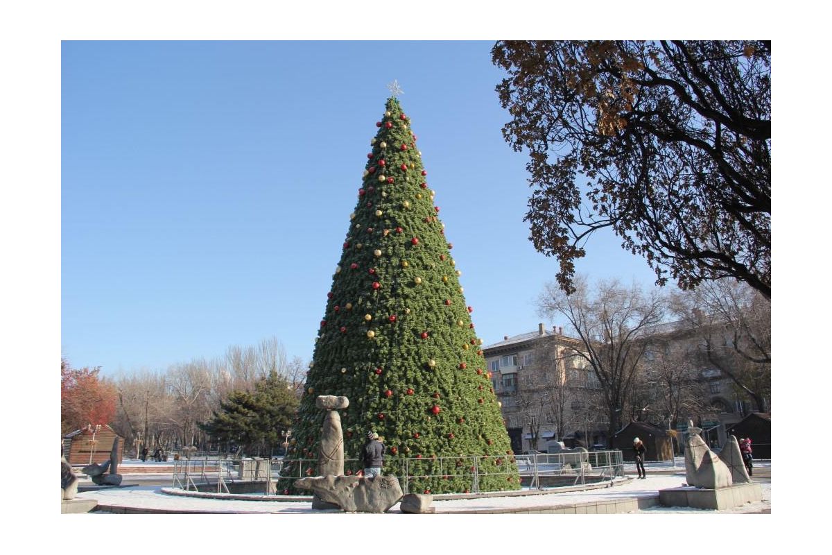 Новорічна красуня на фонтані Новорічна красуня на фонтані