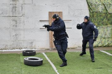 Кращі стрільці Служби судової охорони провели апробацію вправ стрільб проєкту нового Курсу стрільб з травматичної та вогнепальної зброї Кращі стрільці Служби судової охорони провели апробацію вправ стрільб проєкту нового Курсу стрільб з травматичної та вогнепальної зброї