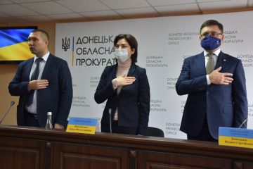 Генеральний прокурор Ірина Венедіктова вручила відзнаки працівникам Донецької обласної прокуратури та привітала з одержанням квартир Генеральний прокурор Ірина Венедіктова вручила відзнаки працівникам Донецької обласної прокуратури та привітала з одержанням квартир