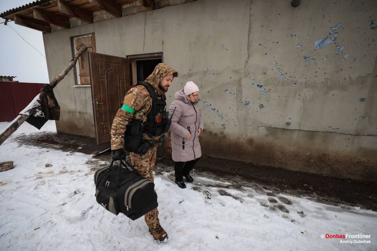 Із Невського евакуйовано ще одну мешканку - через російські обстріли люди там сидять у підвалах днями Із Невського евакуйовано ще одну мешканку - через російські обстріли люди там сидять у підвалах днями