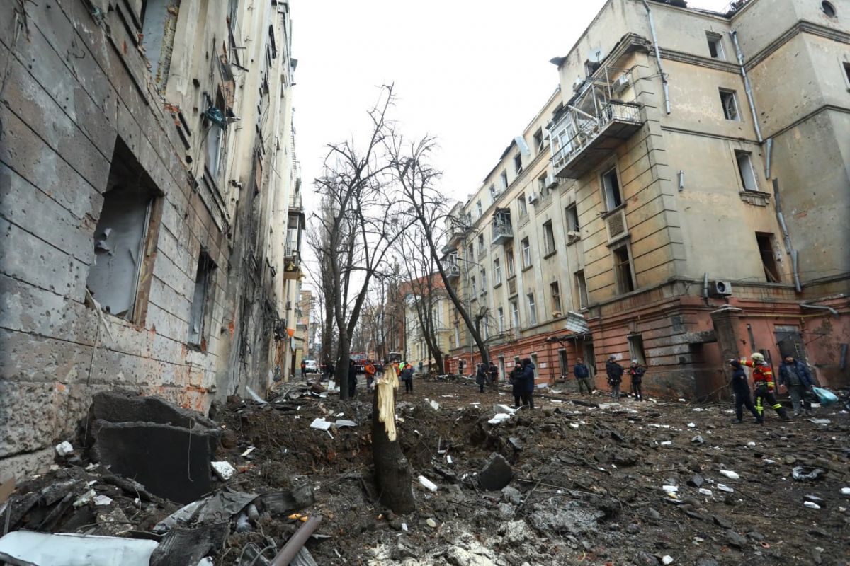 Олег Синєгубов показав наслідки влучань двох ворожих ракет у багатоквартирний будинок та університет у Київському районі Харкова