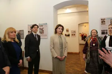 ​Міністр культури України Євген Нищук  оглянув інноваційну експозицію «Одяг, люди та мистецтво»