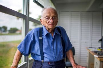 Останній живий прокурор Нюрнберзького процесу над нацистам 101-річний Бенджамін Ференц заявив, що путін має бути "за ґратами" за злочини проти людства Останній живий прокурор Нюрнберзького процесу над нацистам 101-річний Бенджамін Ференц заявив, що путін має бути "за ґратами" за злочини проти людства