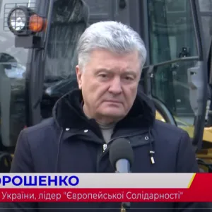 ​Петро ПОРОШЕНКО на фронт надсилає партію тракторів для будівництва фортифікацій і закликає Раду створити ТСК з питань укріплень