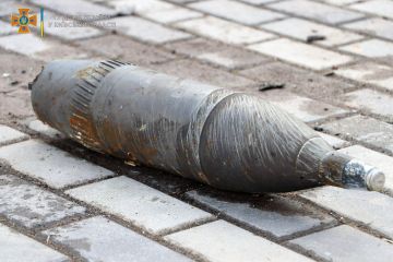 Російське вторгнення в Україну : Щодня піротехніки ДСНС Київщини очищують території, дороги, будинки та інфраструктурні об'єкти від боєприпасів, що залишили після свого відступу окупанти. Російське вторгнення в Україну : Щодня піротехніки ДСНС Київщини очищують території, дороги, будинки та інфраструктурні об'єкти від боєприпасів, що залишили після свого відступу окупанти.