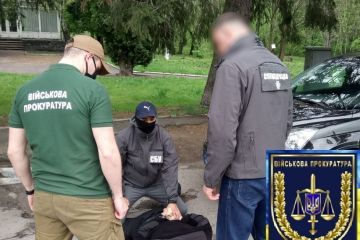 Військова прокуратура затримала офіцера поліції на хабарі у 20 тисяч гривень Військова прокуратура затримала офіцера поліції на хабарі у 20 тисяч гривень