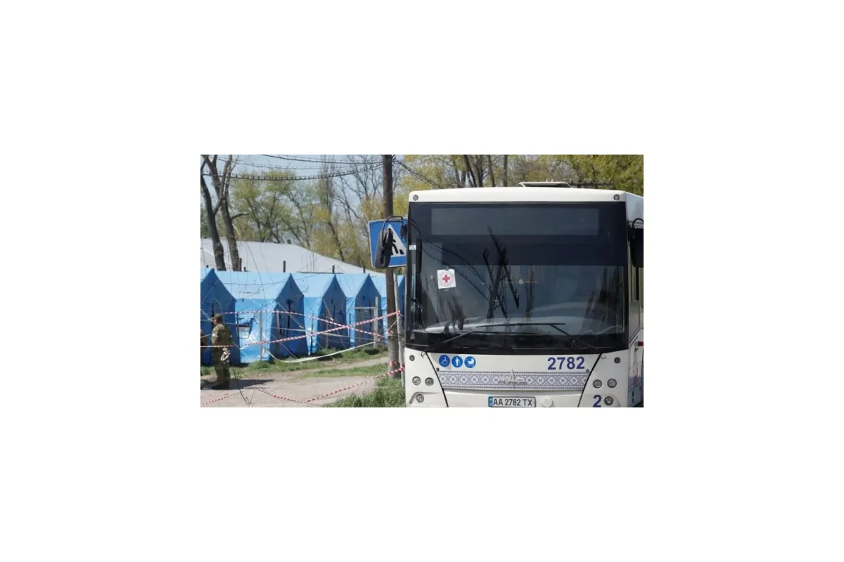 Російське вторгнення в Україну : ООН і Червоний Хрест направили черговий гумконвой для евакуації із «Азовсталі» Російське вторгнення в Україну : ООН і Червоний Хрест направили черговий гумконвой для евакуації із «Азовсталі»