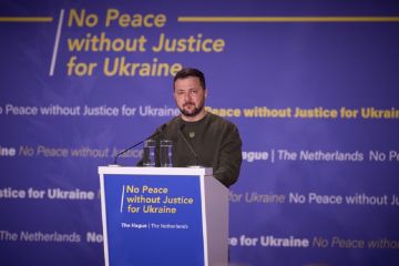 На базі ВПС Нідерландів Володимир Зеленський зустрівся з українськими військовими та ознайомився зі зразками озброєння, яке передається Україні На базі ВПС Нідерландів Володимир Зеленський зустрівся з українськими військовими та ознайомився зі зразками озброєння, яке передається Україні