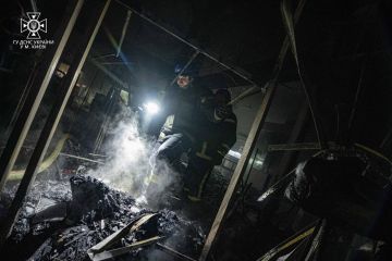 Кадри наслідків падіння уламків збитого вчора в Києві БПЛА Кадри наслідків падіння уламків збитого вчора в Києві БПЛА