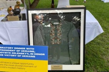 Вишиванку Володимира Зеленського, яку він одягав 19 травня, продано за 100 тисяч доларів на благодійному аукціоні у США Вишиванку Володимира Зеленського, яку він одягав 19 травня, продано за 100 тисяч доларів на благодійному аукціоні у США