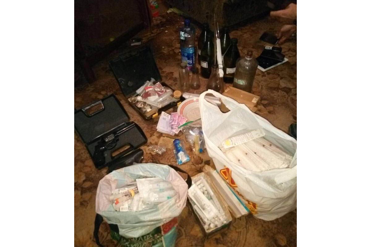 Про підозру повідомлено групу осіб, яку викрили на збуті наркотичних засобів та психотропних речовин Про підозру повідомлено групу осіб, яку викрили на збуті наркотичних засобів та психотропних речовин