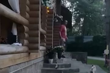 Прокурор, що кидався сокирою у сусідів, живе на землі батька-мільйонера Прокурор, що кидався сокирою у сусідів, живе на землі батька-мільйонера