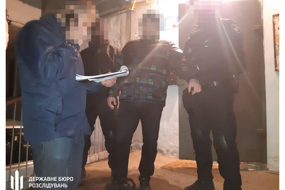 Для поліцейського, який вимагав 6 тисяч доларів, ДБР вимагає позбавлення волі Для поліцейського, який вимагав 6 тисяч доларів, ДБР вимагає позбавлення волі
