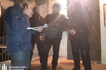 Для поліцейського, який вимагав 6 тисяч доларів, ДБР вимагає позбавлення волі Для поліцейського, який вимагав 6 тисяч доларів, ДБР вимагає позбавлення волі