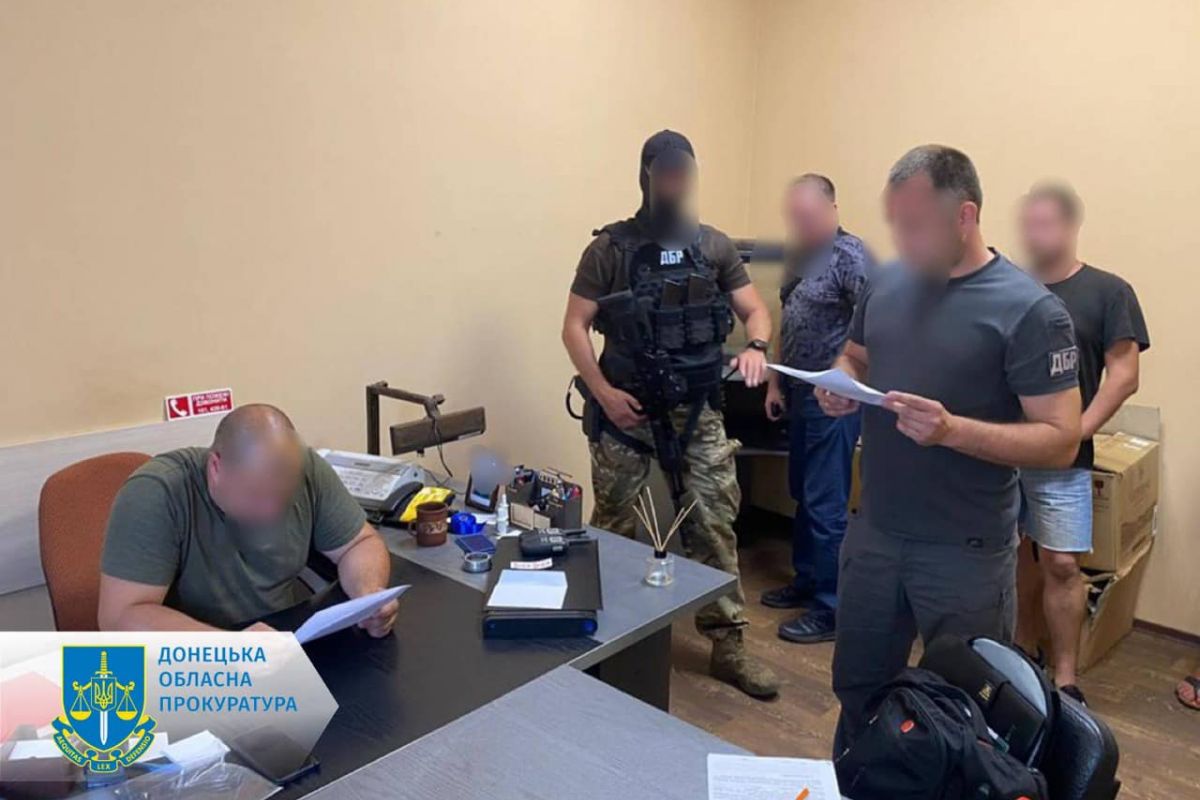 2000 доларів за довідку про непридатність до військової служби - під час отримання хабаря викрито військового та поліцейського 2000 доларів за довідку про непридатність до військової служби - під час отримання хабаря викрито військового та поліцейського