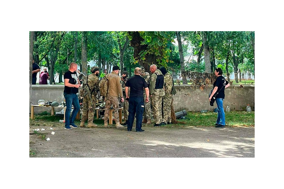 Затримали двох людей, яких вважають причетними до вибуху на виставці зброї в Чернігові Затримали двох людей, яких вважають причетними до вибуху на виставці зброї в Чернігові
