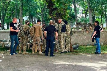 Затримали двох людей, яких вважають причетними до вибуху на виставці зброї в Чернігові Затримали двох людей, яких вважають причетними до вибуху на виставці зброї в Чернігові