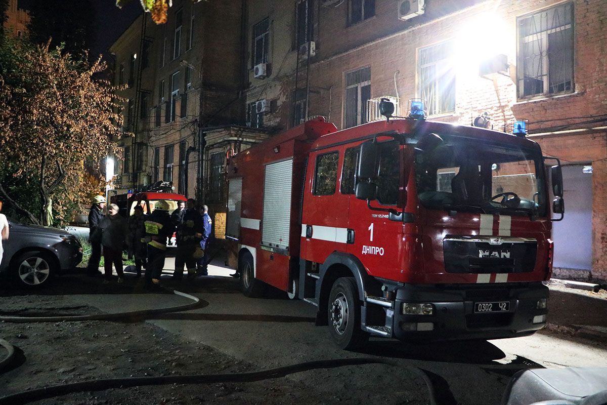 У Дніпрі з пожежі рятувальники на руках винесли трьох дітей У Дніпрі з пожежі рятувальники на руках винесли трьох дітей