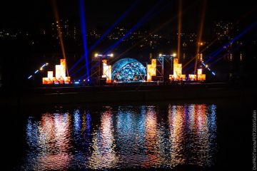 «Співоча» баржа та інсталяції на Річковому вокзалі: Дніпро прийняв ГогольФест «Співоча» баржа та інсталяції на Річковому вокзалі: Дніпро прийняв ГогольФест