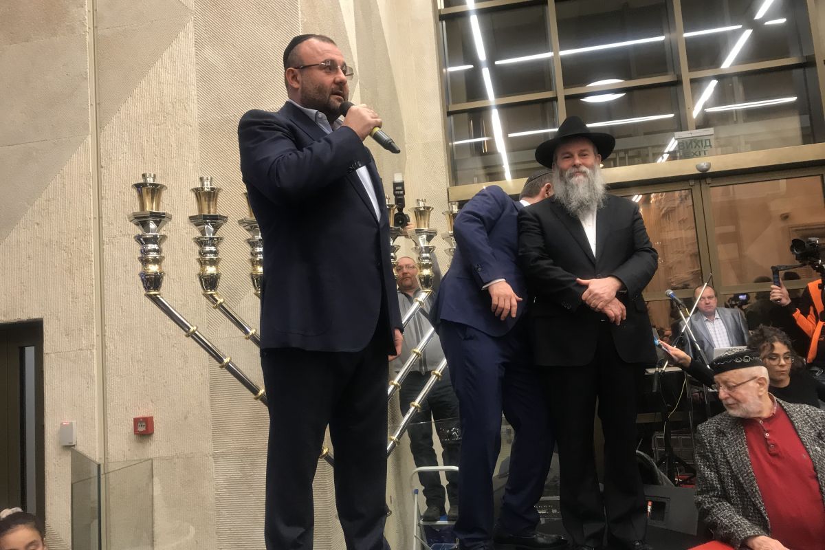 Петровський Олександр Володимирович: Подарував найбільший у світі срібний дев’ятисвічник Ханукія для єврейської общини Дніпра, з цього приводу в місті Дніпро відбулася урочиста подія Петровський Олександр Володимирович: Подарував найбільший у світі срібний дев’ятисвічник Ханукія для єврейської общини Дніпра, з цього приводу в місті Дніпро відбулася урочиста подія