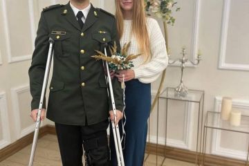 Лев Пашко, якого звільнили з російського полону 21 вересня в результаті обміну, одружився зі своєю дівчиною Діаною Лев Пашко, якого звільнили з російського полону 21 вересня в результаті обміну, одружився зі своєю дівчиною Діаною