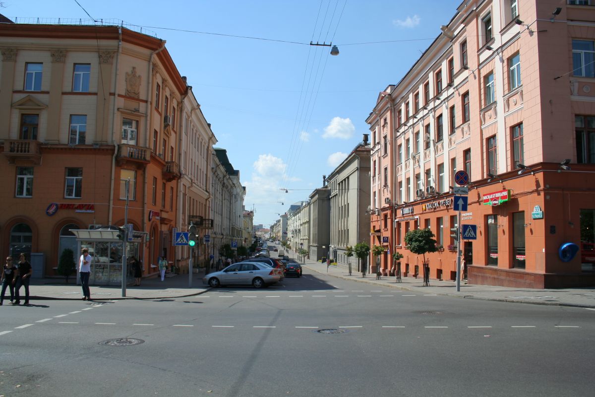 У Мінську у дворах затримували людей та погрожували зброєю