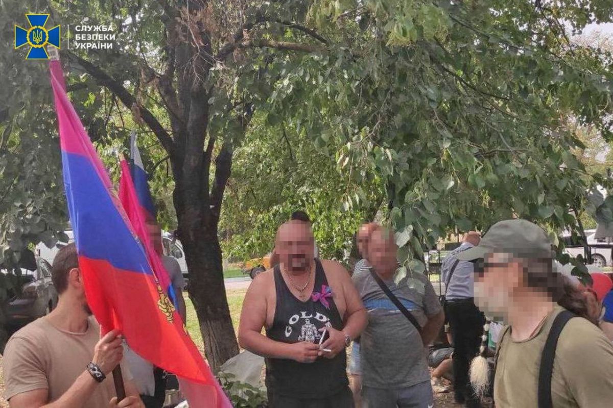 СБУ затримала колаборанта, який допомагав рашистам будувати блокпости на окупованій частині Харківщини СБУ затримала колаборанта, який допомагав рашистам будувати блокпости на окупованій частині Харківщини