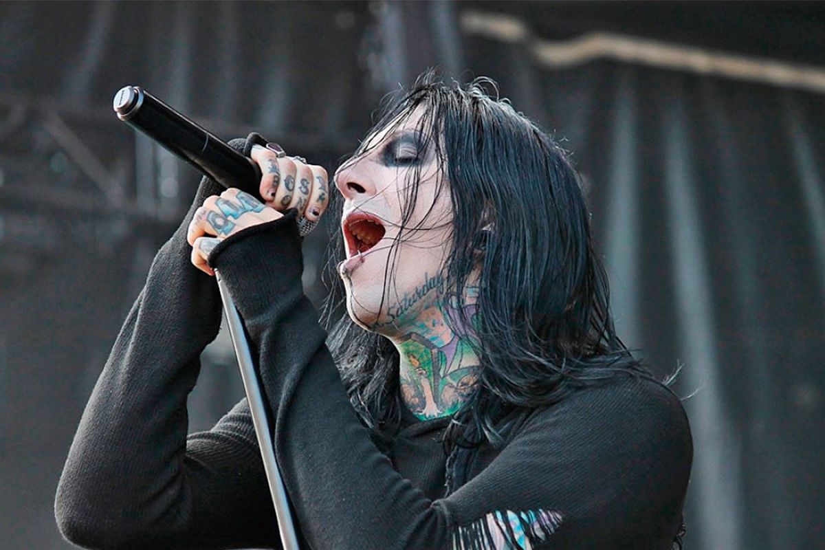 Вокаліст Motionless In White дражнить фанатів тим, що ж у нього під шапкою Вокаліст Motionless In White дражнить фанатів тим, що ж у нього під шапкою
