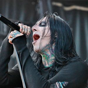 Вокаліст Motionless In White дражнить фанатів тим, що ж у нього під шапкою  Вокаліст Motionless In White дражнить фанатів тим, що ж у нього під шапкою