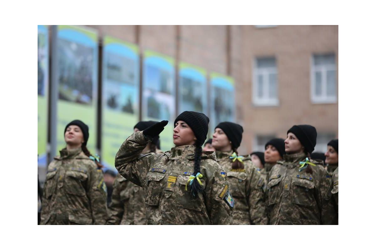 Скільки зараз жінок проходить військову службу в Україні? Скільки зараз жінок проходить військову службу в Україні?