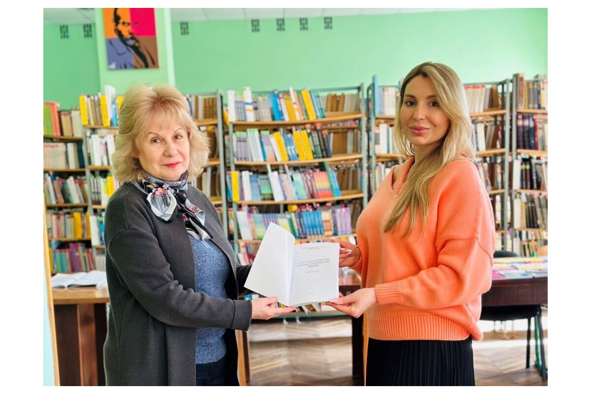 Викладачка кафедри педагогічної майстерності та менеджменту імені І. А. Зязюна Інна Іщенко передала університетській бібліотеці монографію Викладачка кафедри педагогічної майстерності та менеджменту імені І. А. Зязюна Інна Іщенко передала університетській бібліотеці монографію