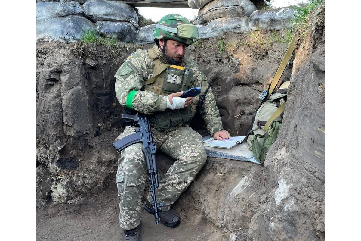 Російське вторгнення в Україну : Ось так в перерві між бойовими чергуваннями професор Ужгородського національного університету Федір Шандор читає лекцію своїм студентам Російське вторгнення в Україну : Ось так в перерві між бойовими чергуваннями професор Ужгородського національного університету Федір Шандор читає лекцію своїм студентам