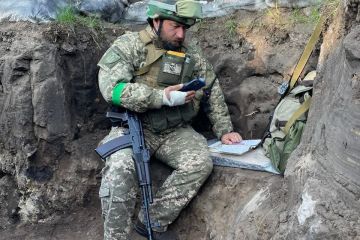 Російське вторгнення в Україну : Ось так в перерві між бойовими чергуваннями професор Ужгородського національного університету Федір Шандор читає лекцію своїм студентам Російське вторгнення в Україну : Ось так в перерві між бойовими чергуваннями професор Ужгородського національного університету Федір Шандор читає лекцію своїм студентам