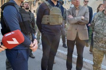 Російське вторгнення в Україну : Глави МЗС Литви, Латвії та Естонії прибули з візитом до Києва. Російське вторгнення в Україну : Глави МЗС Литви, Латвії та Естонії прибули з візитом до Києва.