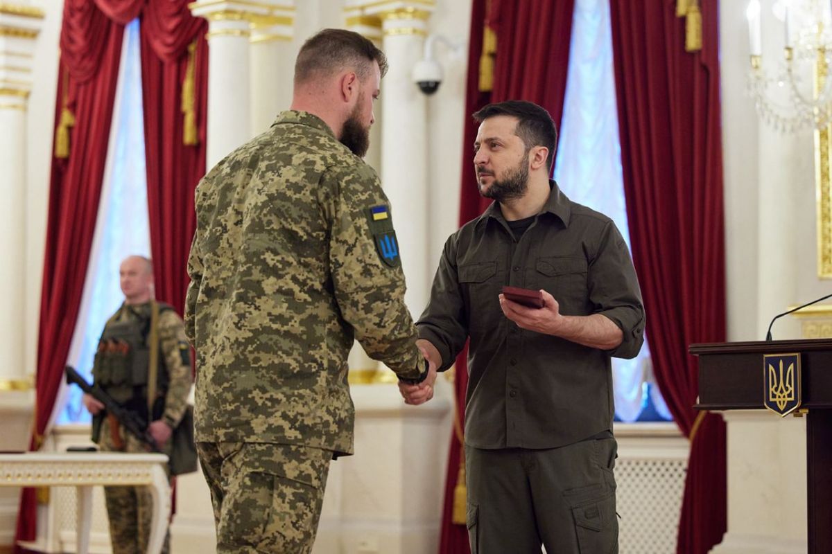 Російське вторгнення в Україну : Зеленський вручив українським воїнам нову відзнаку «Хрест бойових заслуг» Російське вторгнення в Україну : Зеленський вручив українським воїнам нову відзнаку «Хрест бойових заслуг»