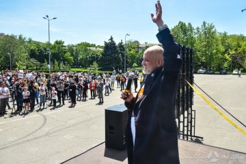 Увольнение Ройтбурда: митингующие решили "отжать" Художественный музей у облсовета Увольнение Ройтбурда: митингующие решили "отжать" Художественный музей у облсовета