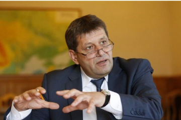 Життя Кістіонів у воєнний час: батько прислуговує Гройсману, син відкосив від армії Життя Кістіонів у воєнний час: батько прислуговує Гройсману, син відкосив від армії