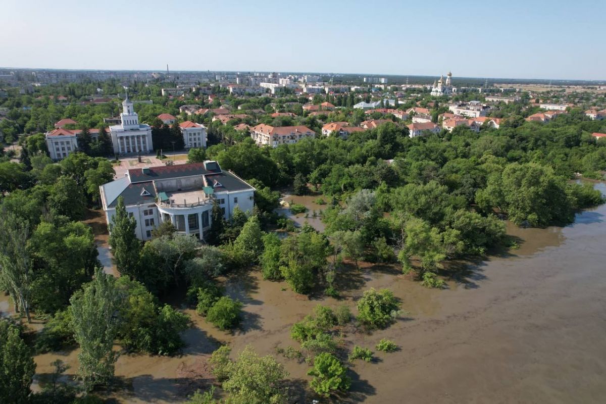 На фото — центр Нової Каховки після підриву ГЕС На фото — центр Нової Каховки після підриву ГЕС
