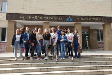 У межах навчальної практики студенти ІІ курсу спеціальності 102 Хімія відвідали ДП «Укрнаукагеоцентр» У межах навчальної практики студенти ІІ курсу спеціальності 102 Хімія відвідали ДП «Укрнаукагеоцентр»