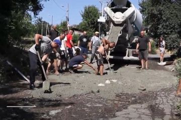 У Дніпрі жителі приватного сектору власним коштом залили бетоном глибокі ями на узвозі Гірськолижників У Дніпрі жителі приватного сектору власним коштом залили бетоном глибокі ями на узвозі Гірськолижників