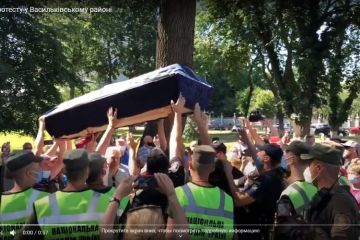 У КИЄВІ ВІД ВЕРХОВНУ РАДУ ПРИНЕСЛИ ТРУНУ У КИЄВІ ВІД ВЕРХОВНУ РАДУ ПРИНЕСЛИ ТРУНУ