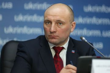 Мер Черкас Анатолій Бондаренко пересів на люксовий Lexus кума, фірма якого продала місту плитку з націнкою. У власності ж самого голови лише ЗАЗ і ВАЗ Мер Черкас Анатолій Бондаренко пересів на люксовий Lexus кума, фірма якого продала місту плитку з націнкою. У власності ж самого голови лише ЗАЗ і ВАЗ