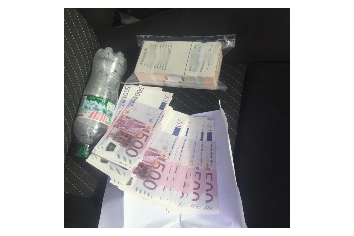 У Києві затримано групу осіб при спробі збути 25 тисяч підроблених Євро У Києві затримано групу осіб при спробі збути 25 тисяч підроблених Євро