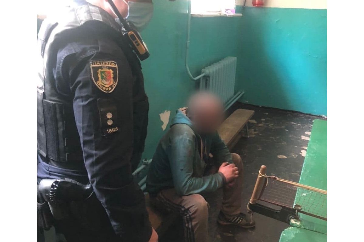 У Кривому Розі ймовірний крадій ховався у шкільній шафі У Кривому Розі ймовірний крадій ховався у шкільній шафі