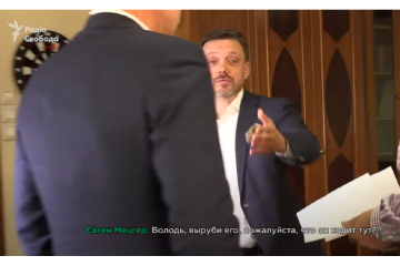 «Схемы» восстановили видео удаленное сотрудниками Укрэксимбанка. Момент нападения зафиксирован «Схемы» восстановили видео удаленное сотрудниками Укрэксимбанка. Момент нападения зафиксирован