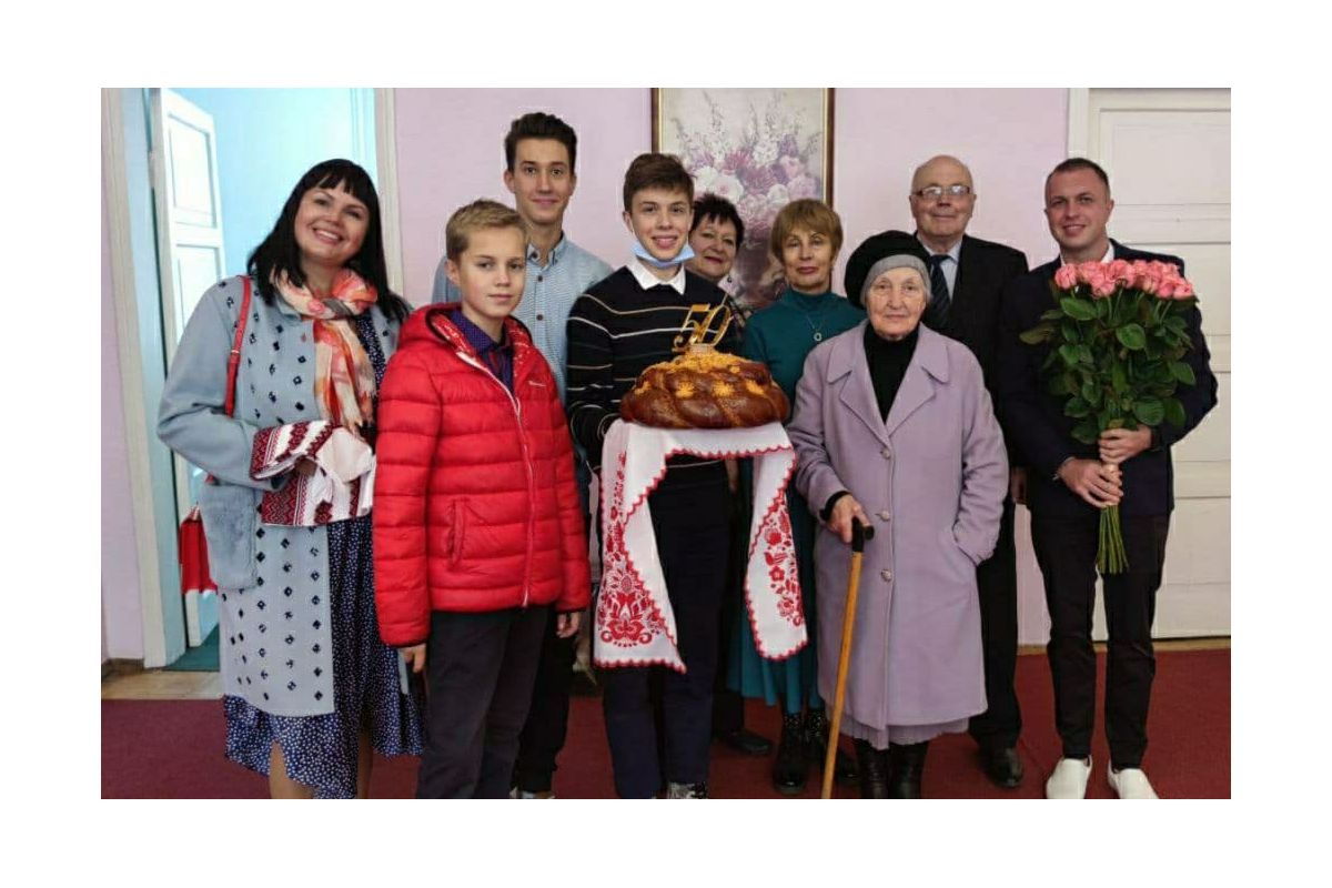 Інформаційне агентство : Зворушливі традиції від юстиції: через 50 років подружжя з Полтави поновило обітниці Інформаційне агентство : Зворушливі традиції від юстиції: через 50 років подружжя з Полтави поновило обітниці