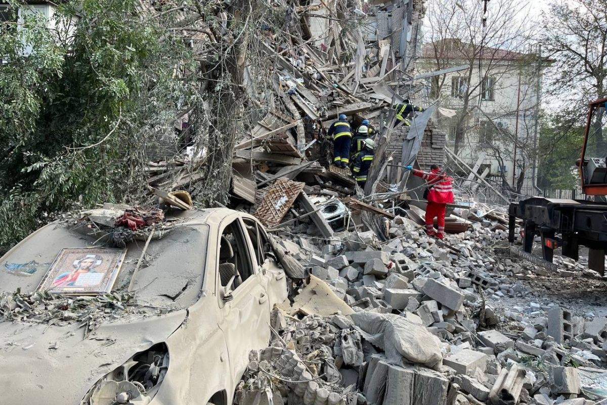 З-під зруйнованого будинку в Запоріжжі дістали тіла 3 загиблих — ДСНС З-під зруйнованого будинку в Запоріжжі дістали тіла 3 загиблих — ДСНС