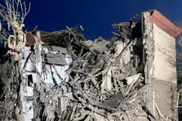 Унаслідок атаки по багатоповерхівках у Запоріжжі загинули дві жінки, під завалами будинків перебувають щонайменше 5 людей Унаслідок атаки по багатоповерхівках у Запоріжжі загинули дві жінки, під завалами будинків перебувають щонайменше 5 людей