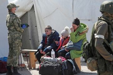 Понад 1000 українських біженців, які зібралися за південно-східним кордоном Естонії, росіяни вивезли на вантажівках у невідомому напрямку Понад 1000 українських біженців, які зібралися за південно-східним кордоном Естонії, росіяни вивезли на вантажівках у невідомому напрямку